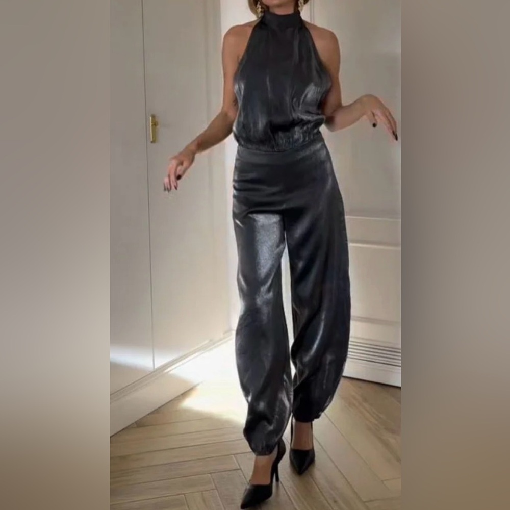 Zara Brand New Size M
Metallic wide leg Satin Jumpsuit